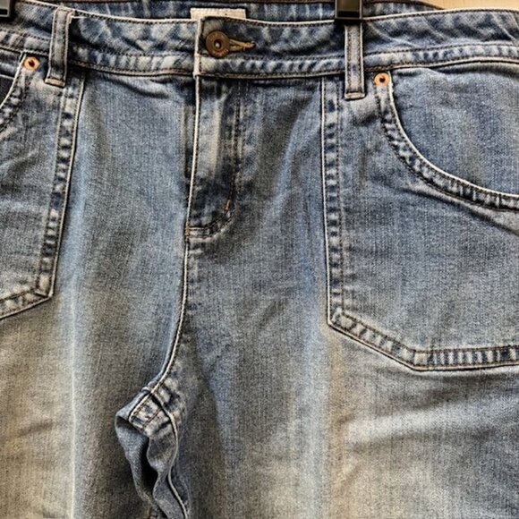 Vintage Denim Mid-Rise Rolled Cuff Capri Jeans With Button Details - Picture 3 of 11